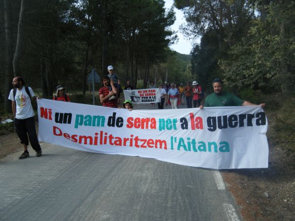 Marcha antimilitarista en Aitana.